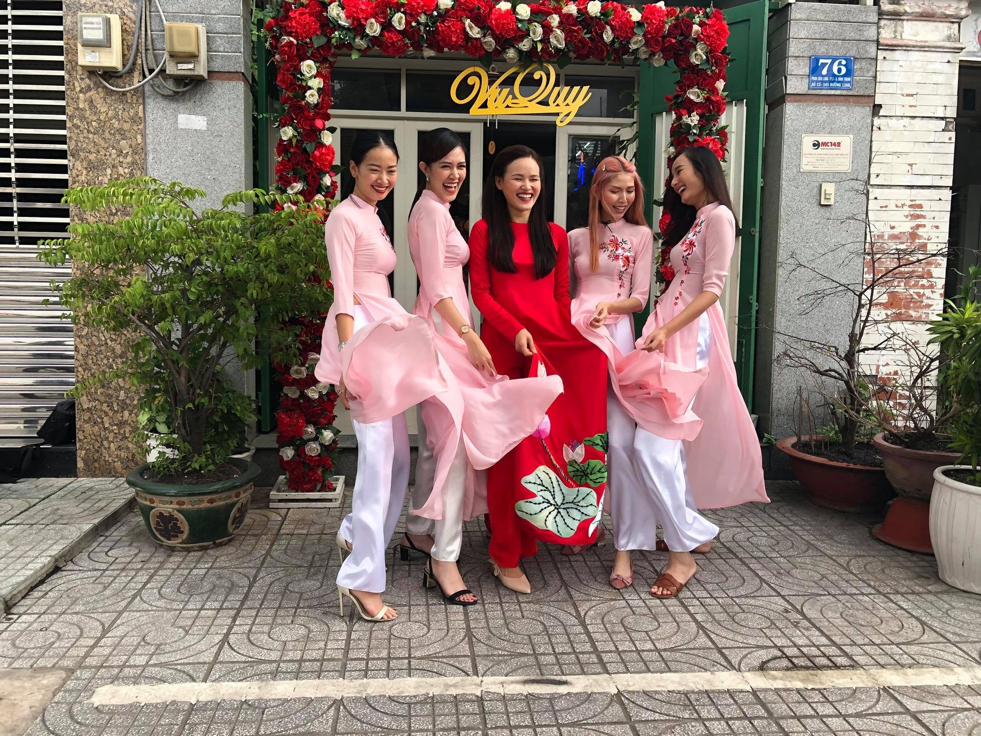 Vợ chồng Lê Thuý và dàn mẫu Next Top xuất hiện trong lễ đám hỏi của Tuyết Lan sáng nay