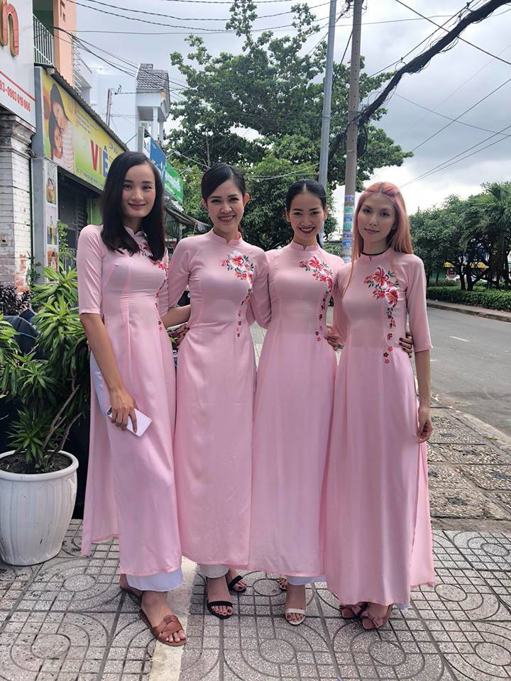 Vợ chồng Lê Thuý và dàn mẫu Next Top xuất hiện trong lễ đám hỏi của Tuyết Lan sáng nay