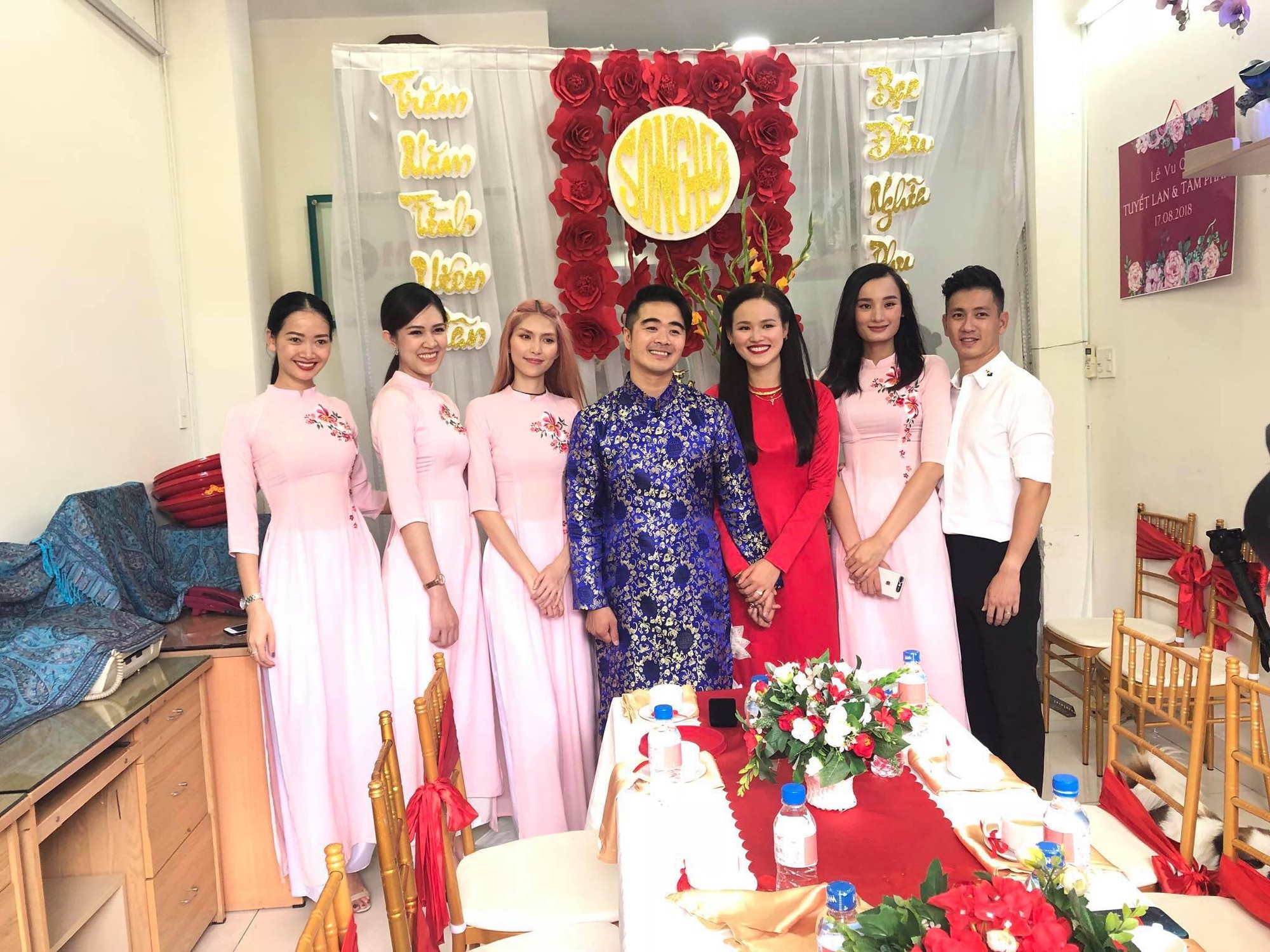 Vợ chồng Lê Thuý và dàn mẫu Next Top xuất hiện trong lễ đám hỏi của Tuyết Lan sáng nay