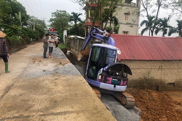 Dự báo thời tiết 17/8: Bão số 4 đổ bộ, Hà Nội bơm trăm tấn bê tông tươi giữ chân đê