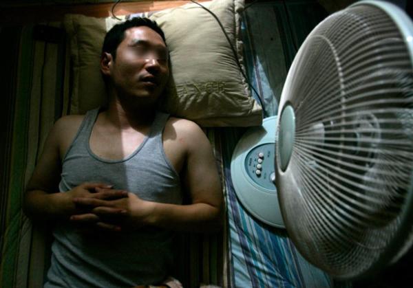 Người đàn ông khỏe mạnh đột ngột tử vong sau đêm ngủ với 3 chiếc quạt điện