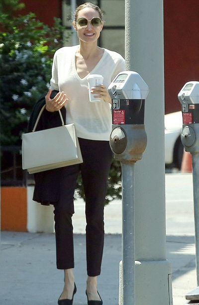 Angelina Jolie dẫn Pax Thiên đi chơi giữa ồn ào ly hôn Brad Pitt