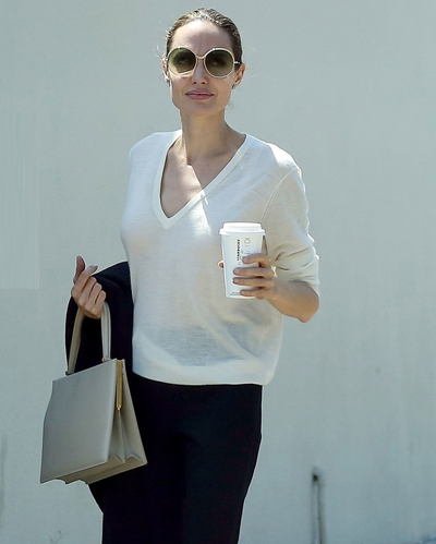 Angelina Jolie dẫn Pax Thiên đi chơi giữa ồn ào ly hôn Brad Pitt