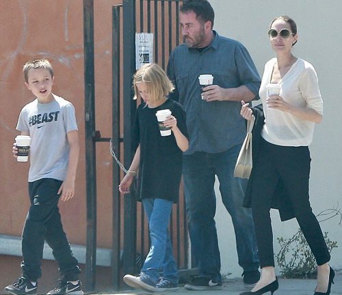 Angelina Jolie dẫn Pax Thiên đi chơi giữa ồn ào ly hôn Brad Pitt