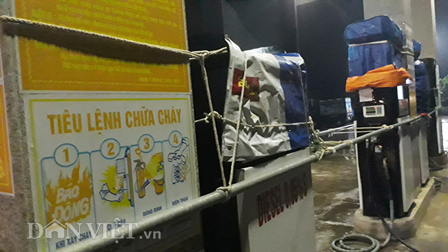 Video Bão số 4: Nửa đêm người dân gia cố nhà chống mưa bão