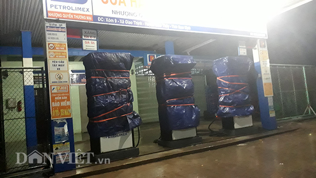 Video Bão số 4: Nửa đêm người dân gia cố nhà chống mưa bão