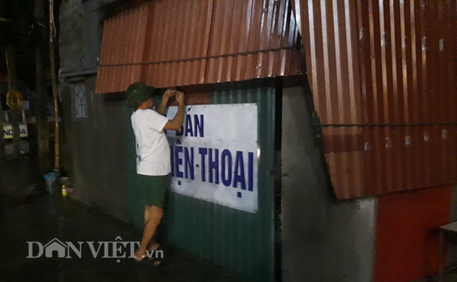 Video Bão số 4: Nửa đêm người dân gia cố nhà chống mưa bão