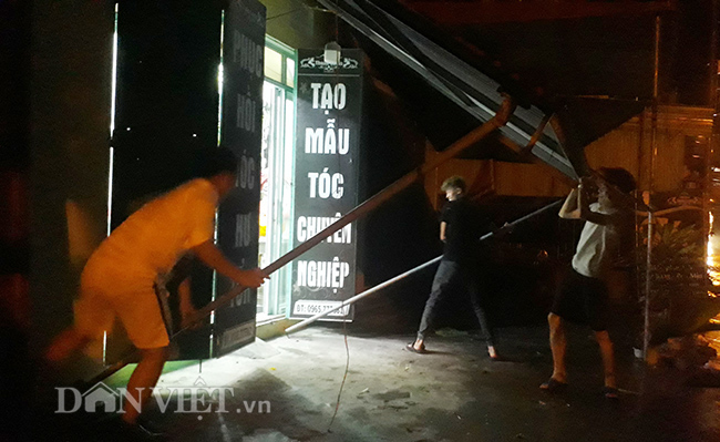 Video Bão số 4: Nửa đêm người dân gia cố nhà chống mưa bão