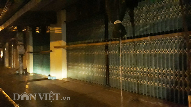 Video Bão số 4: Nửa đêm người dân gia cố nhà chống mưa bão