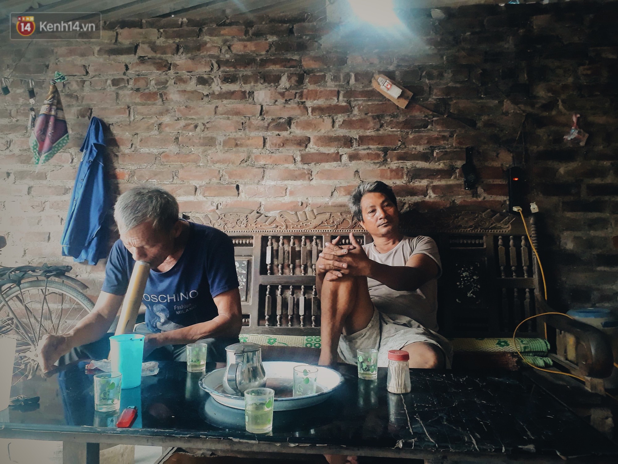 Gặp người đàn ông 30 năm bốc mộ, tắm rửa cho hàng trăm bộ hài cốt: Tôi bị xa lánh từ chính người vừa nhờ mình sang cát cho cha mẹ họ