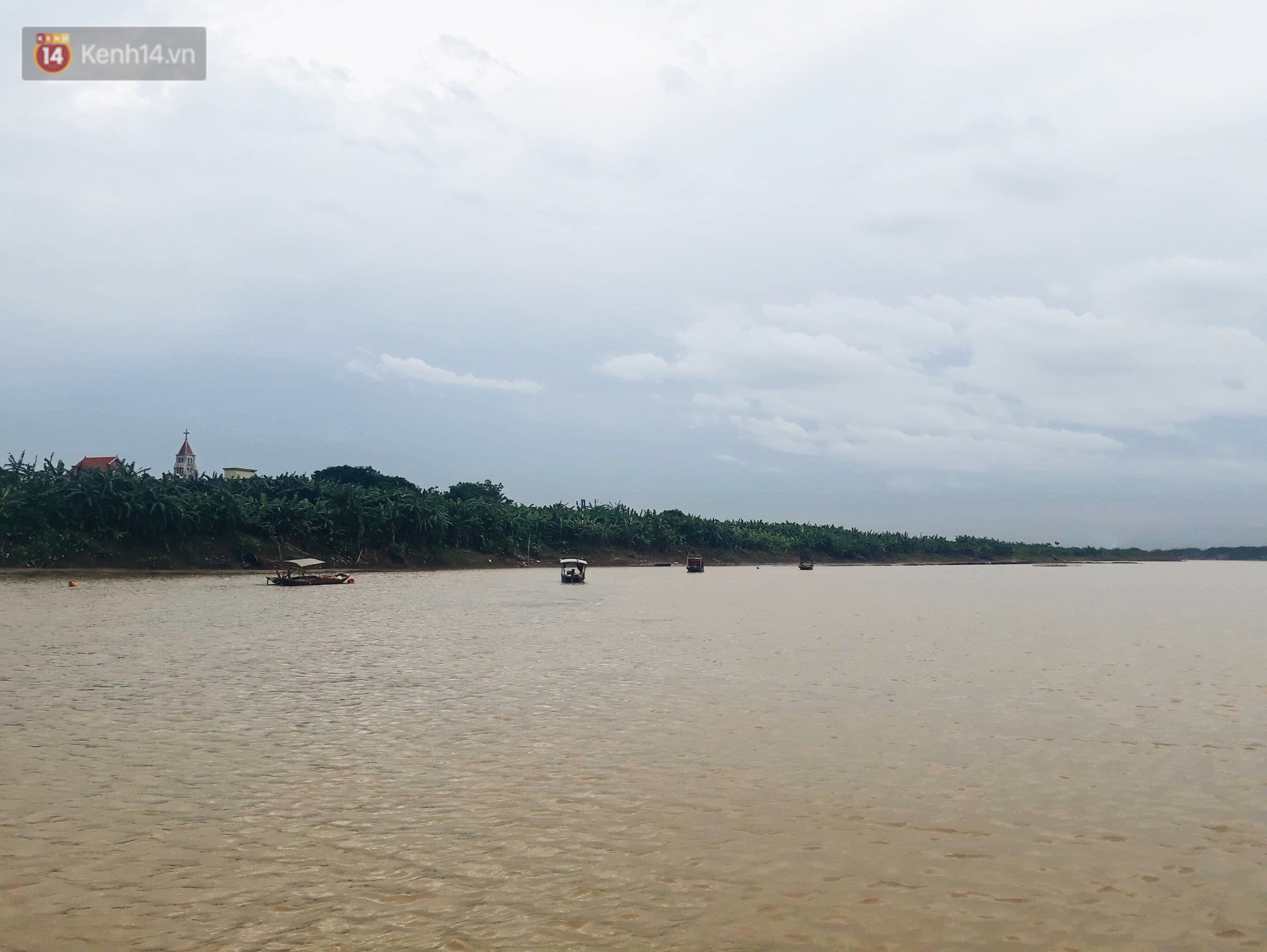 Gặp người đàn ông 30 năm bốc mộ, tắm rửa cho hàng trăm bộ hài cốt: Tôi bị xa lánh từ chính người vừa nhờ mình sang cát cho cha mẹ họ