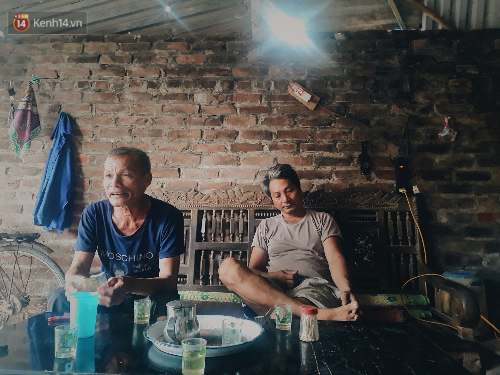 Gặp người đàn ông 30 năm bốc mộ, tắm rửa cho hàng trăm bộ hài cốt: Tôi bị xa lánh từ chính người vừa nhờ mình sang cát cho cha mẹ họ