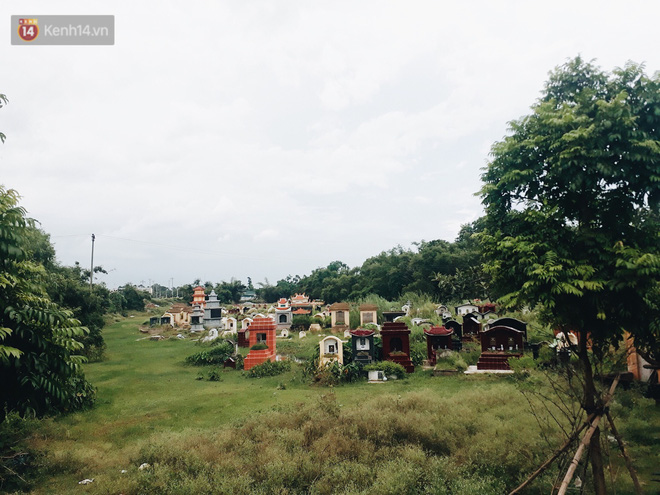 Gặp người đàn ông 30 năm bốc mộ, tắm rửa cho hàng trăm bộ hài cốt: Tôi bị xa lánh từ chính người vừa nhờ mình sang cát cho cha mẹ họ