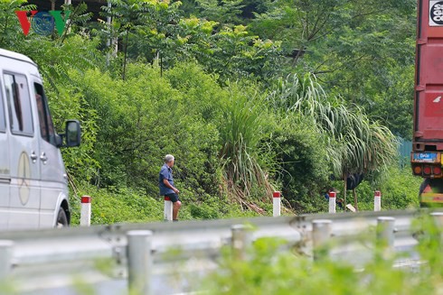 Lạng Sơn: Dân dựng lều nhặt tiền lẻ trên Quốc lộ 1