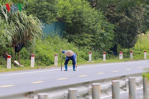 Lạng Sơn: Dân dựng lều nhặt tiền lẻ trên Quốc lộ 1