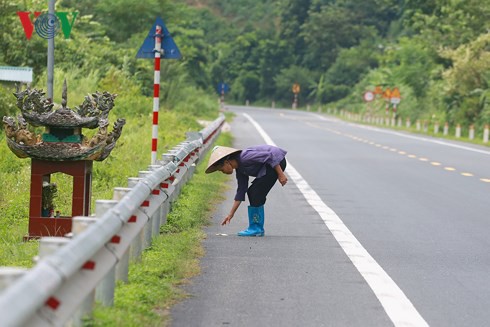Lạng Sơn: Dân dựng lều nhặt tiền lẻ trên Quốc lộ 1