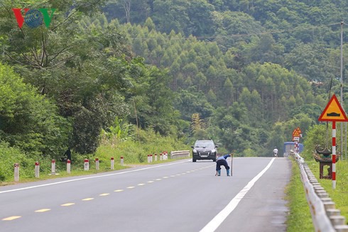 Lạng Sơn: Dân dựng lều nhặt tiền lẻ trên Quốc lộ 1