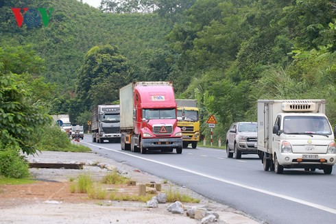 Lạng Sơn: Dân dựng lều nhặt tiền lẻ trên Quốc lộ 1