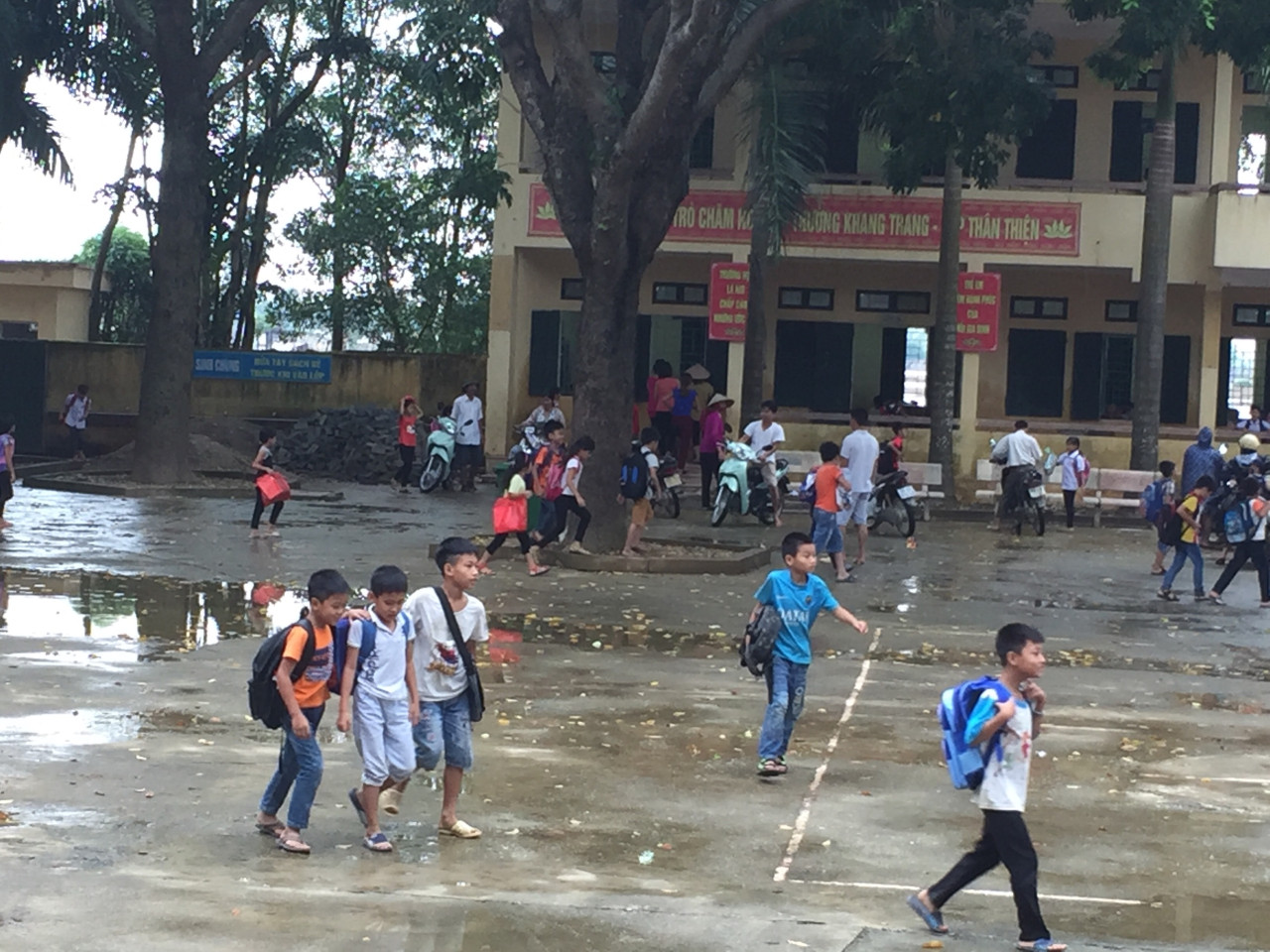 Năm học mới tại rốn lũ Hà Nội: Khó khăn chưa qua, nỗi lo lại tới