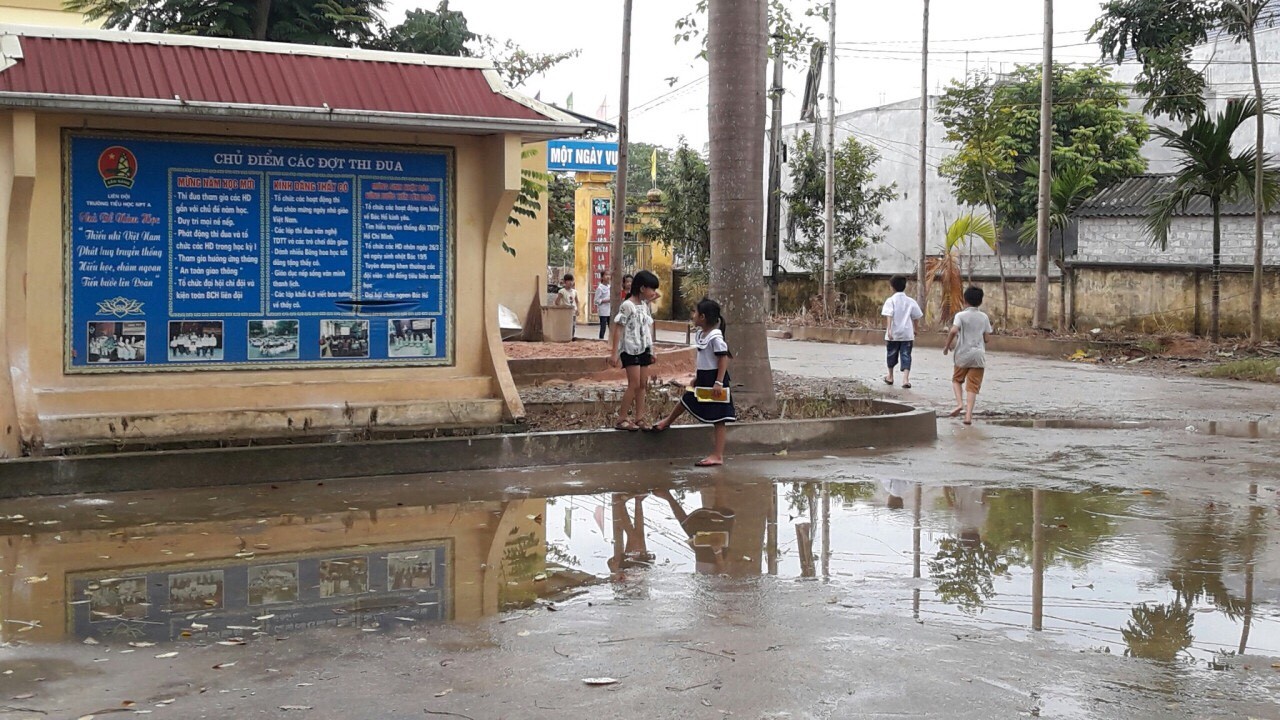 Năm học mới tại rốn lũ Hà Nội: Khó khăn chưa qua, nỗi lo lại tới