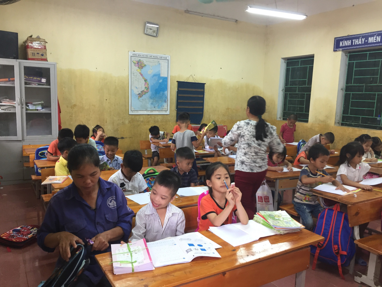 Năm học mới tại rốn lũ Hà Nội: Khó khăn chưa qua, nỗi lo lại tới