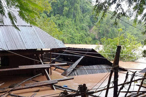 Bốn người chết, nhiều khu vực bị chia cắt sau bão Bebinca