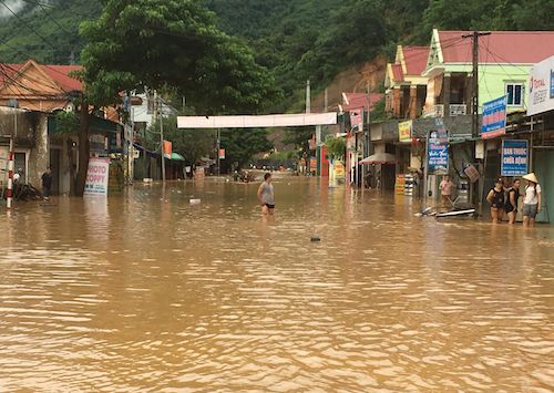 Bốn người chết, nhiều khu vực bị chia cắt sau bão Bebinca