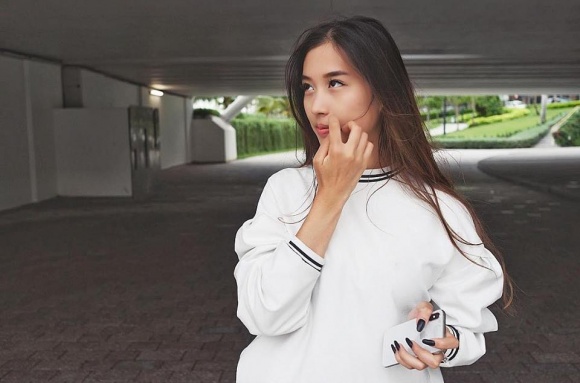 Huỳnh Anh nhắn nhủ khi bạn gái về Bỉ: Con điên đáng yêu của anh... anh yêu em