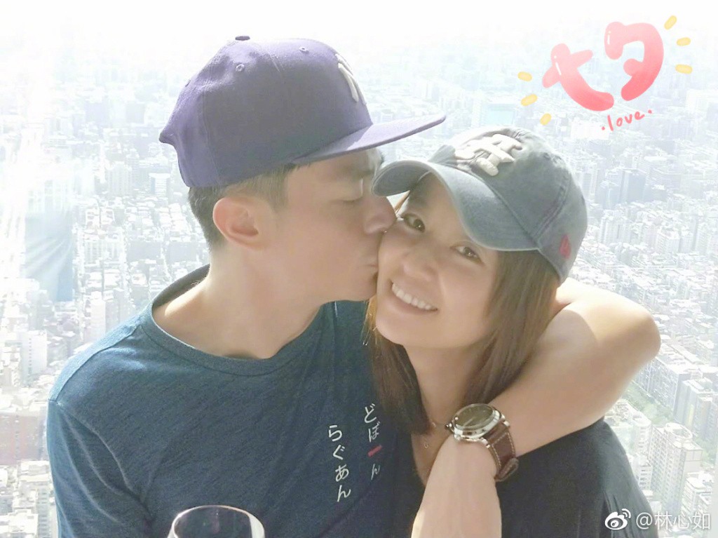 Lần đầu tiên sau 2 năm hôn nhân sóng gió, Lâm Tâm Như khoe ảnh được ông xã Hoắc Kiến Hoa hôn đắm đuối