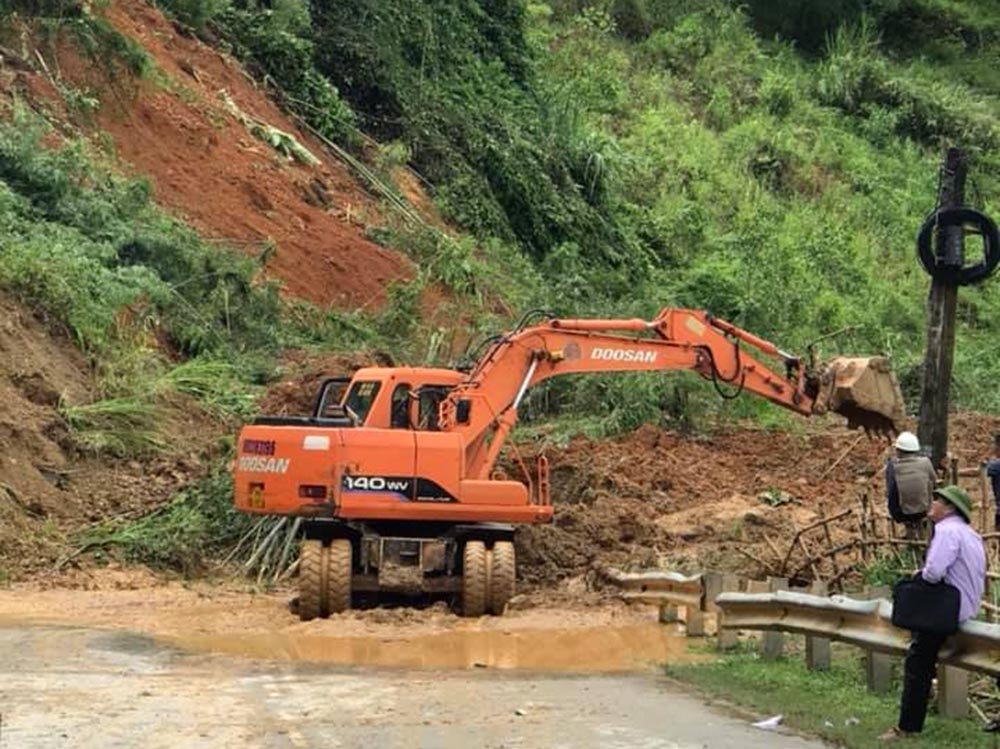 Dốc Chó sạt lở trầm trọng, quốc lộ 7A cô lập hoàn toàn