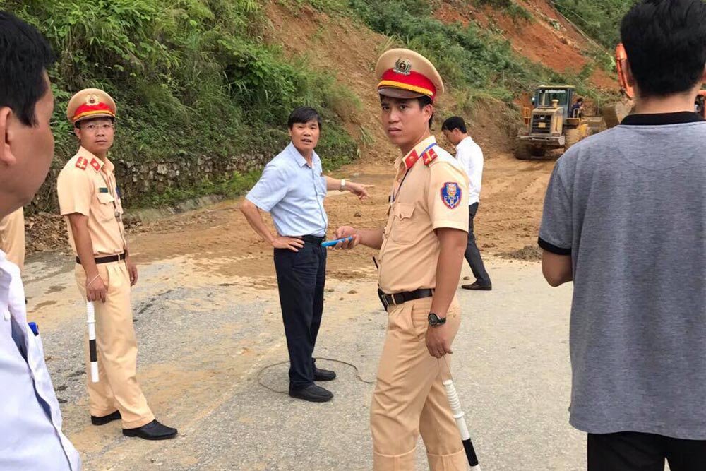 Dốc Chó sạt lở trầm trọng, quốc lộ 7A cô lập hoàn toàn