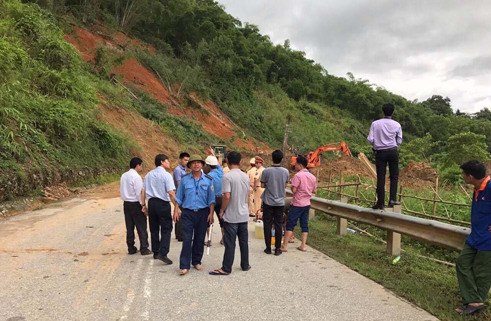 Dốc Chó sạt lở trầm trọng, quốc lộ 7A cô lập hoàn toàn