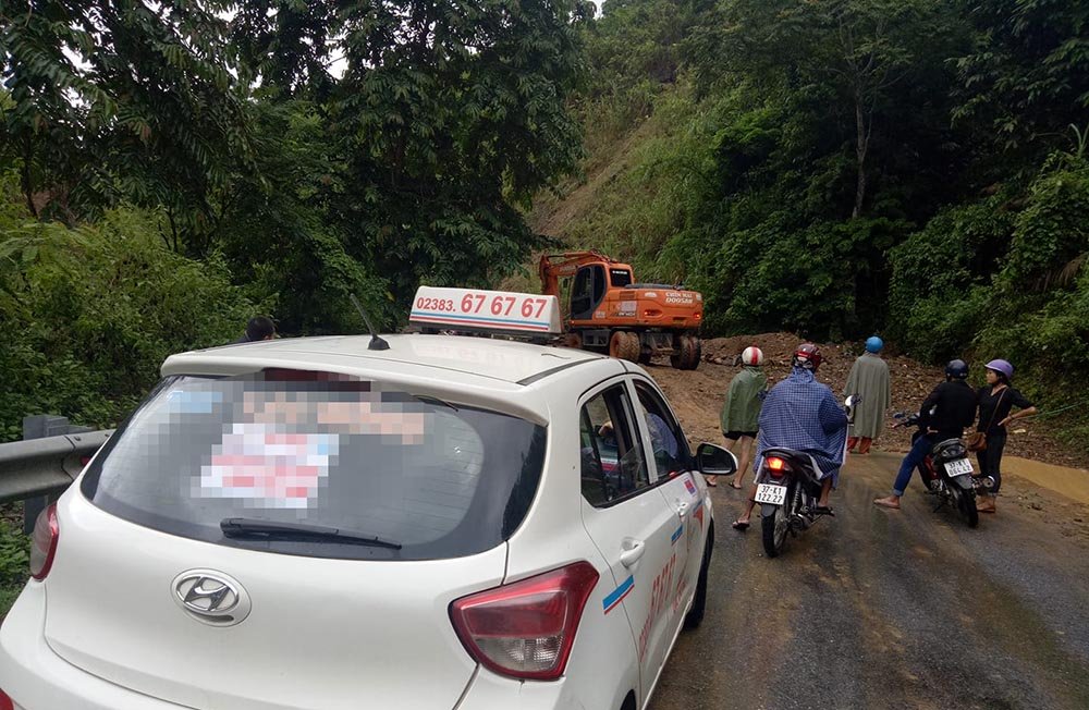 Dốc Chó sạt lở trầm trọng, quốc lộ 7A cô lập hoàn toàn