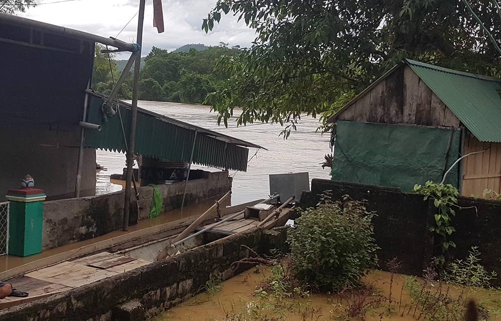 Dốc Chó sạt lở trầm trọng, quốc lộ 7A cô lập hoàn toàn