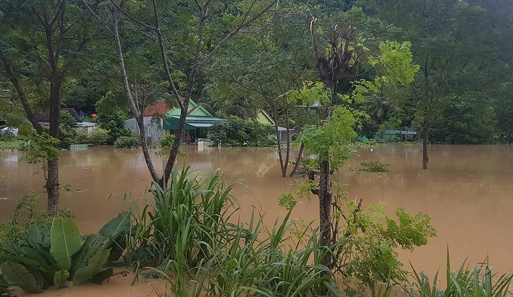 Dốc Chó sạt lở trầm trọng, quốc lộ 7A cô lập hoàn toàn