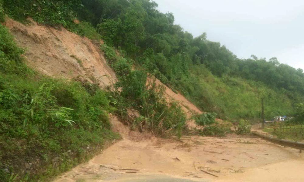 Dốc Chó sạt lở trầm trọng, quốc lộ 7A cô lập hoàn toàn