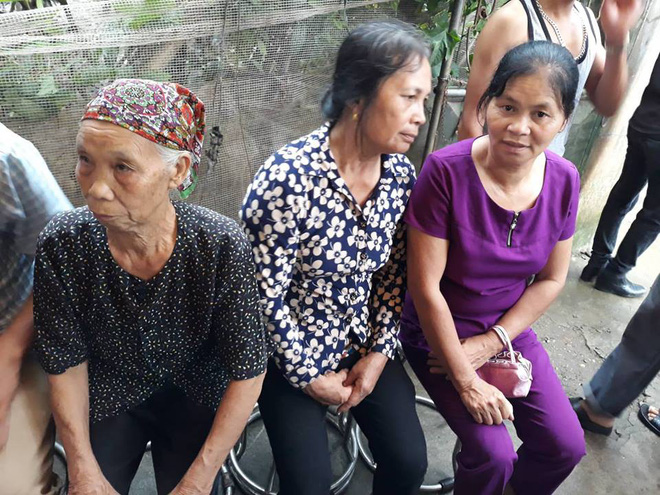 Người thân, hàng xóm khóc nghẹn trong lễ tang hai vợ chồng bị kẻ lạ sát hại trong đêm ở Hưng Yên