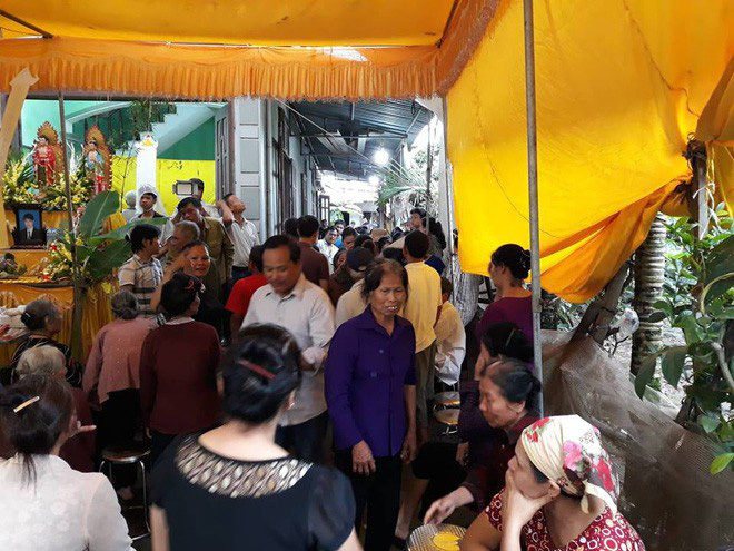 Người thân, hàng xóm khóc nghẹn trong lễ tang hai vợ chồng bị kẻ lạ sát hại trong đêm ở Hưng Yên