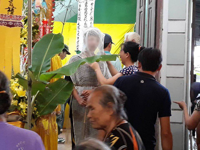 Người thân, hàng xóm khóc nghẹn trong lễ tang hai vợ chồng bị kẻ lạ sát hại trong đêm ở Hưng Yên