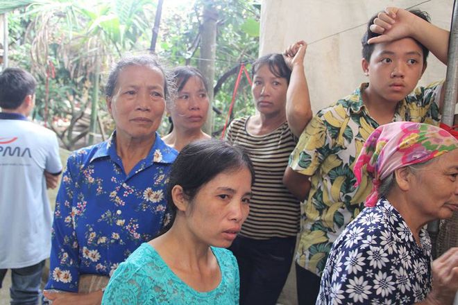 Người thân, hàng xóm khóc nghẹn trong lễ tang hai vợ chồng bị kẻ lạ sát hại trong đêm ở Hưng Yên