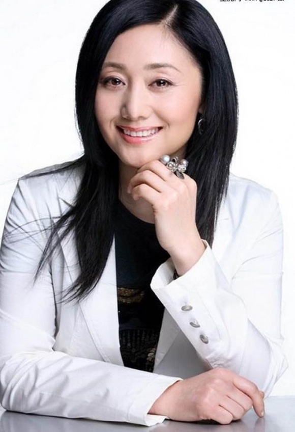 Sau 20 năm, Lệnh phi Ngụy Anh Lạc của phim Hoàn Châu cách cách bây giờ ra sao?