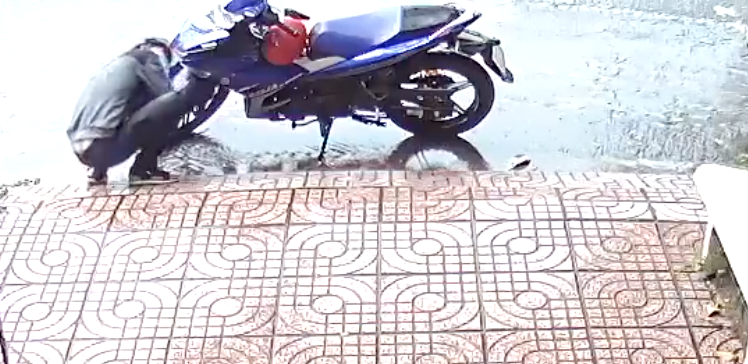 Nhóm thanh niên đi 3 xe Exciter tìm cách hack thêm chiếc Exciter nữa trong quán game nhưng bất thành