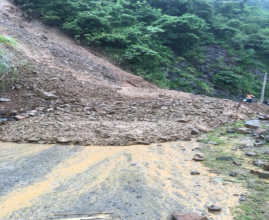 Sơn La: Ảnh hưởng bão số 4 gây sạt lở đất đá, tỉnh lộ 110 bị tê liệt