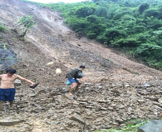 Sơn La: Ảnh hưởng bão số 4 gây sạt lở đất đá, tỉnh lộ 110 bị tê liệt