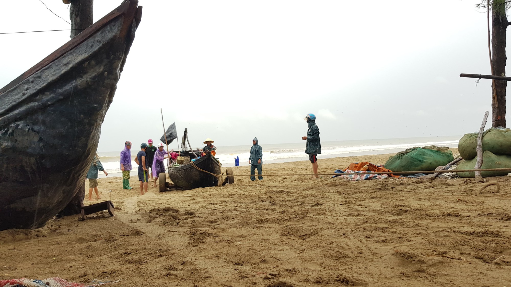 Tàu thuyền lên bờ, xếp hàng ngay ngắn trên đường phố để tránh bão đổ bộ