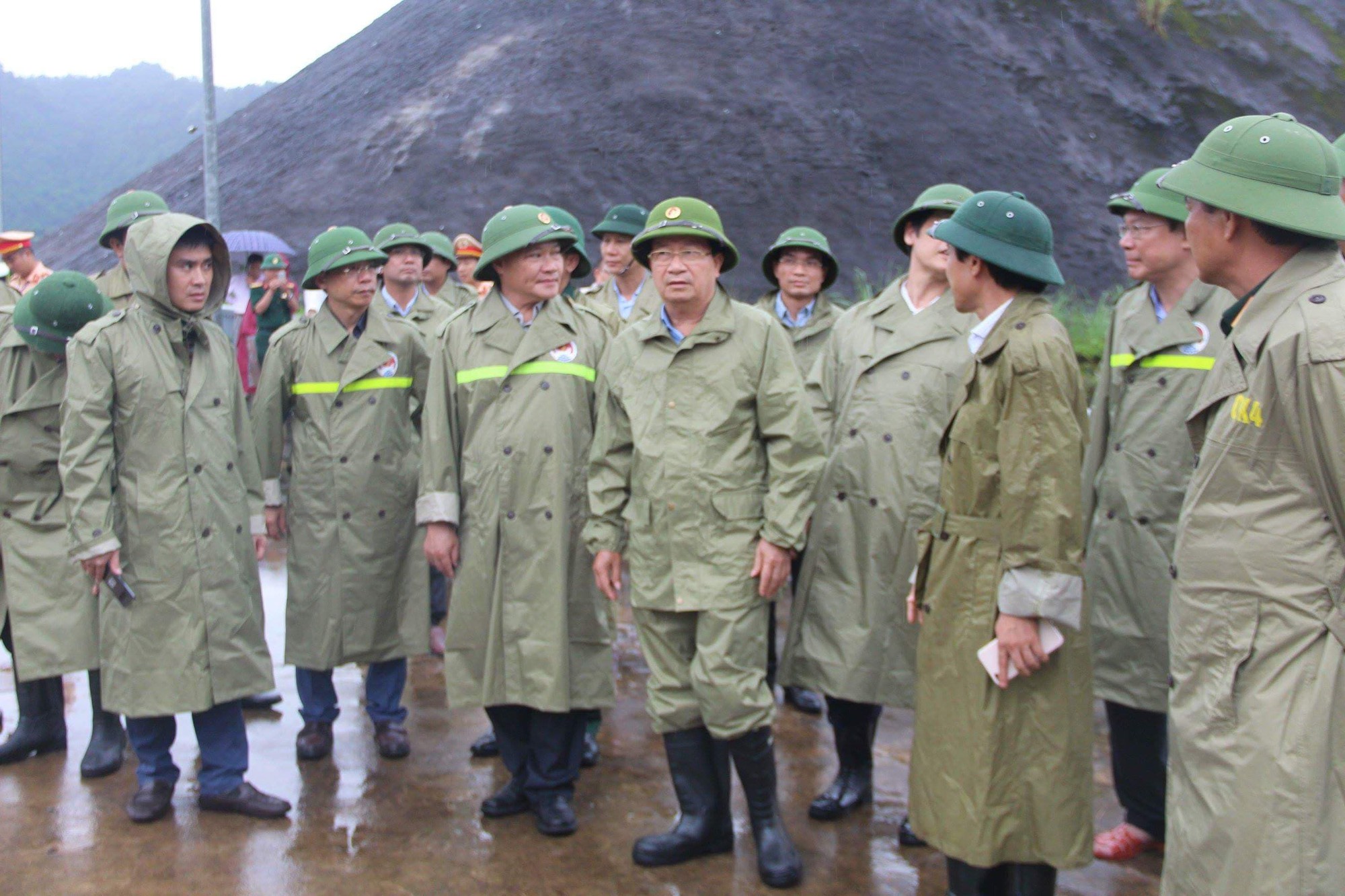 Tàu thuyền lên bờ, xếp hàng ngay ngắn trên đường phố để tránh bão đổ bộ