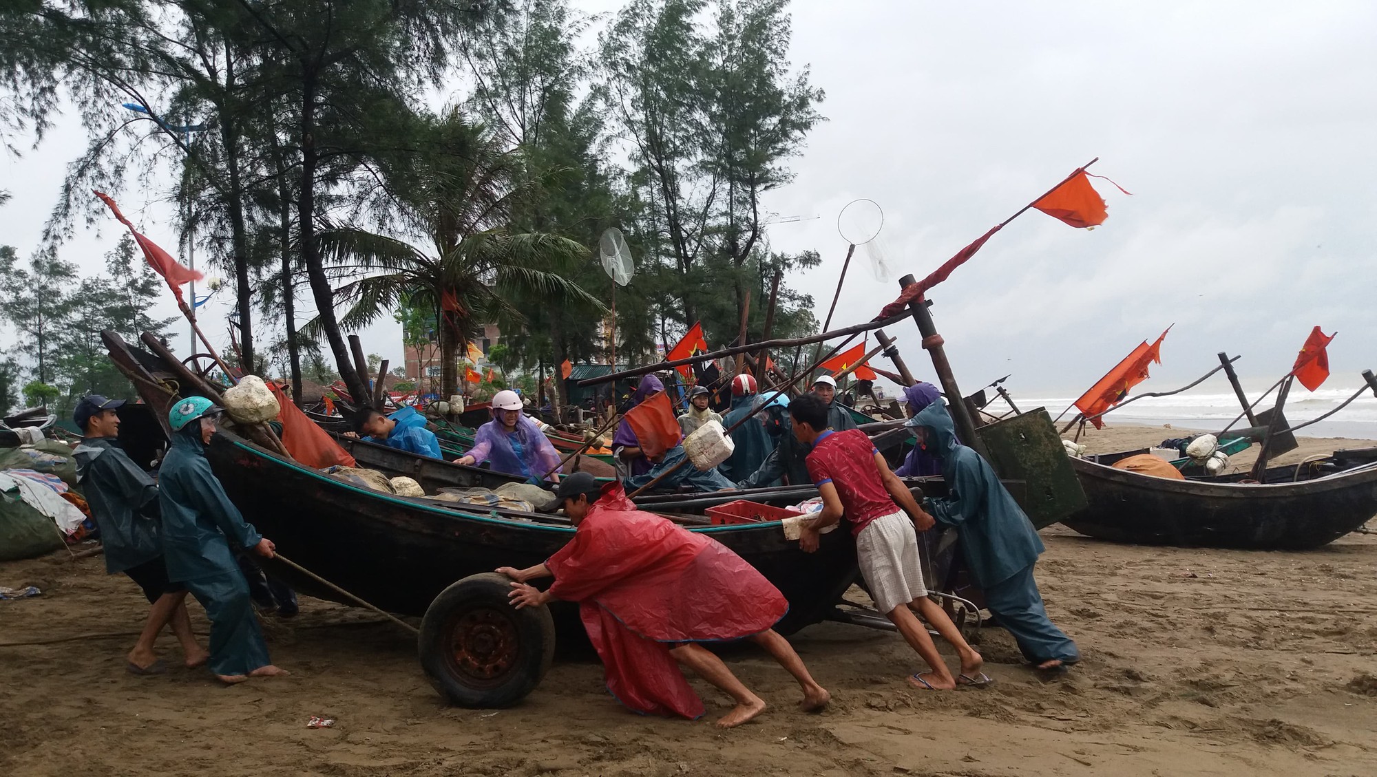 Tàu thuyền lên bờ, xếp hàng ngay ngắn trên đường phố để tránh bão đổ bộ