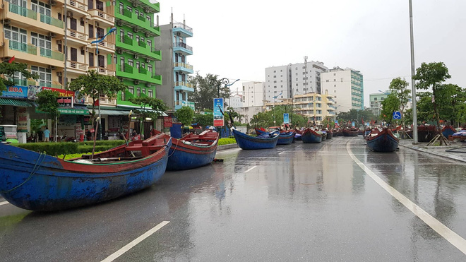 Tàu thuyền lên bờ, xếp hàng ngay ngắn trên đường phố để tránh bão đổ bộ