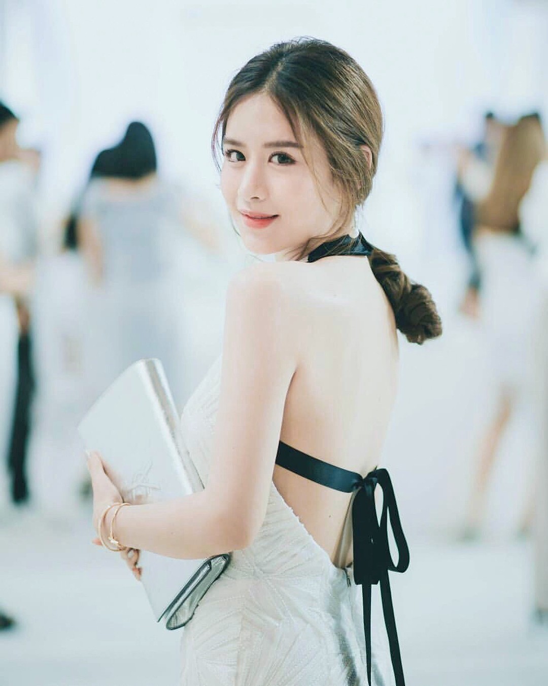 Sau tóc mái chuột gặm giờ lại đến kiểu râu gián: Nghe tên thì ghê mà khi nhìn thì nàng nào nàng ấy đều mơ màng xinh hết nấc