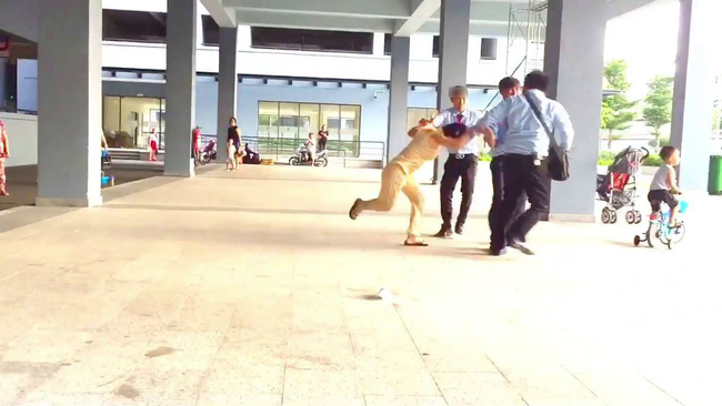 Tranh cãi việc trông con, vợ bế con lao vào chồng chửi bới, đánh nhau dữ dội